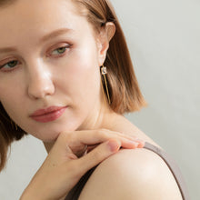 画像をギャラリービューアに読み込む, white quartz cullet swing pierced earrings ホワイトクォーツ カレット スウィング ピアス イヤリング